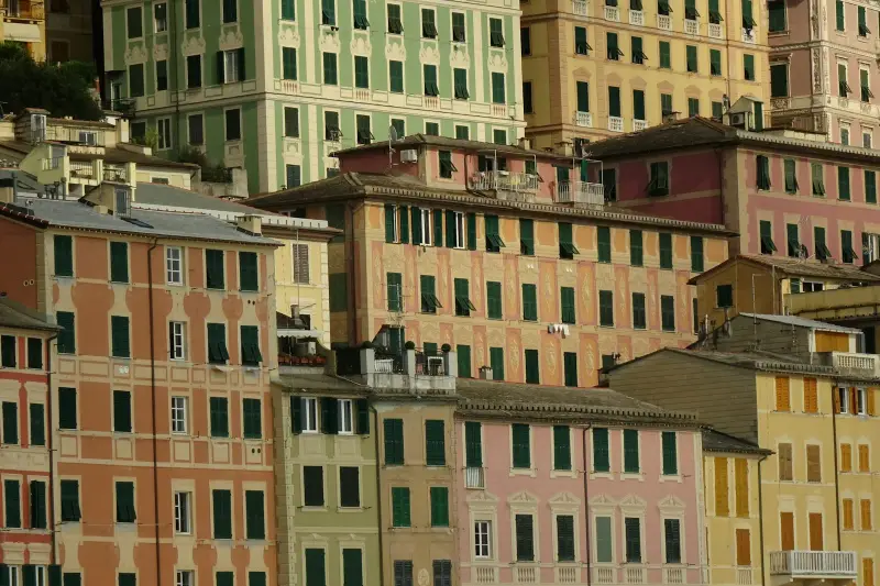 Barevné domy se zelenými okenicemi v Camogli v Ligurii