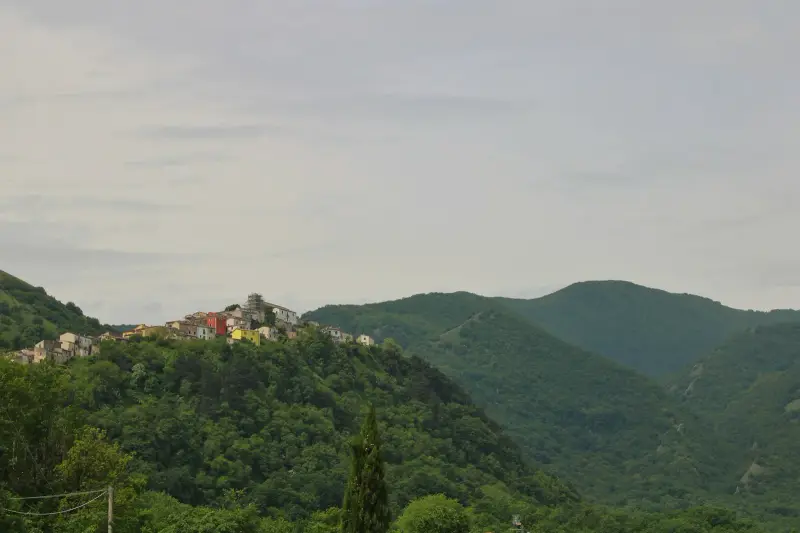 Italské městečko na zeleném svahu