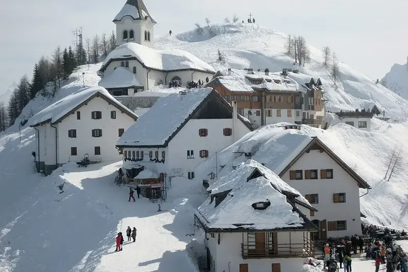 Zasněžená vesnička Monte Lussari